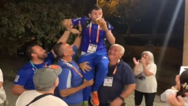 Με… μπύρα και «όλε»! Η αποθεωτική υποδοχή του Μίλτου Τεντόγλου απ’ την οικογένειά του και την ελληνική αποστολή (Video)