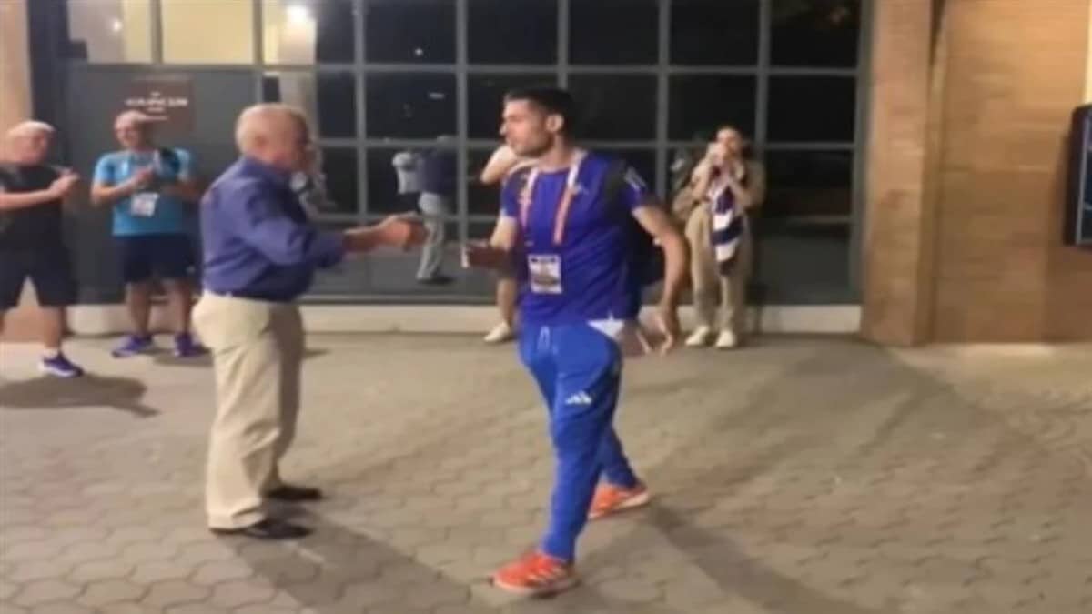 Σάλος με τον Μίλτο Τεντόγλου: Ποιος είναι ο άνθρωπος που απέφυγε να χαιρετήσει για να πάει στον παππού του – Η κίνηση που προκάλεσε σχόλια (Video)