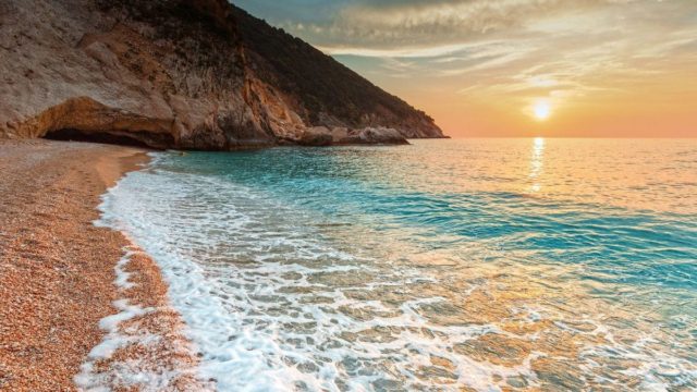 Σαν καρτ ποστάλ: Η ελληνική παραλία που αποκαλείται «μικρό κομμάτι του ουρανού»