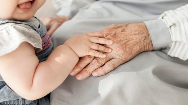 «Αγαπημένη μου κόρη, αγαπώ τα εγγόνια μου, αλλά δεν κάνω babysitting. Δεύτερη φορά μάνα δεν θέλω να γίνω» – Ο μαγικός ρόλος της μητέρας και η “υποχρέωση” της γιαγιάς
