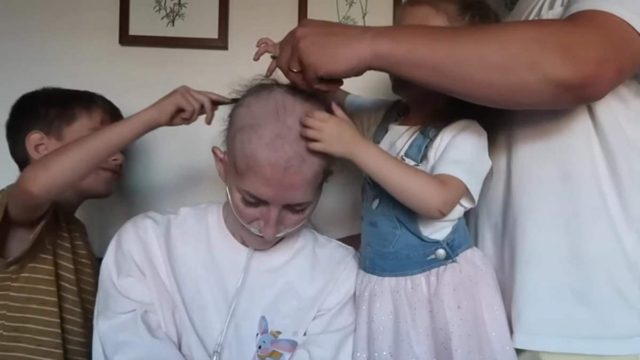 «Με έκαναν να νιώσω όμορφη»: Άφησε τα παιδιά της να της ξυρίσουν το κεφάλι μετά τη διάγνωση καρκίνου σε τελικό στάδιο