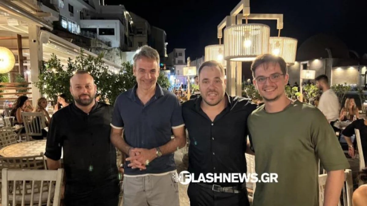 Ανέμελο καλοκαίρι στην Κρήτη για τον Κυριάκο Μητσοτάκη: Η βραδινή βόλτα στα Χανιά – Για ψαράκι με την οικογένειά του στο Ενετικό Λιμάνι (photo)