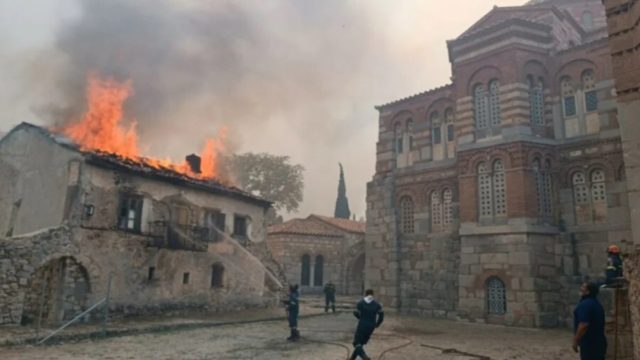 Φωτιά στη Βοιωτία: Καίγεται η ιστορική μονή του Οσίου Λουκά – Σοκάρουν οι εικόνες
