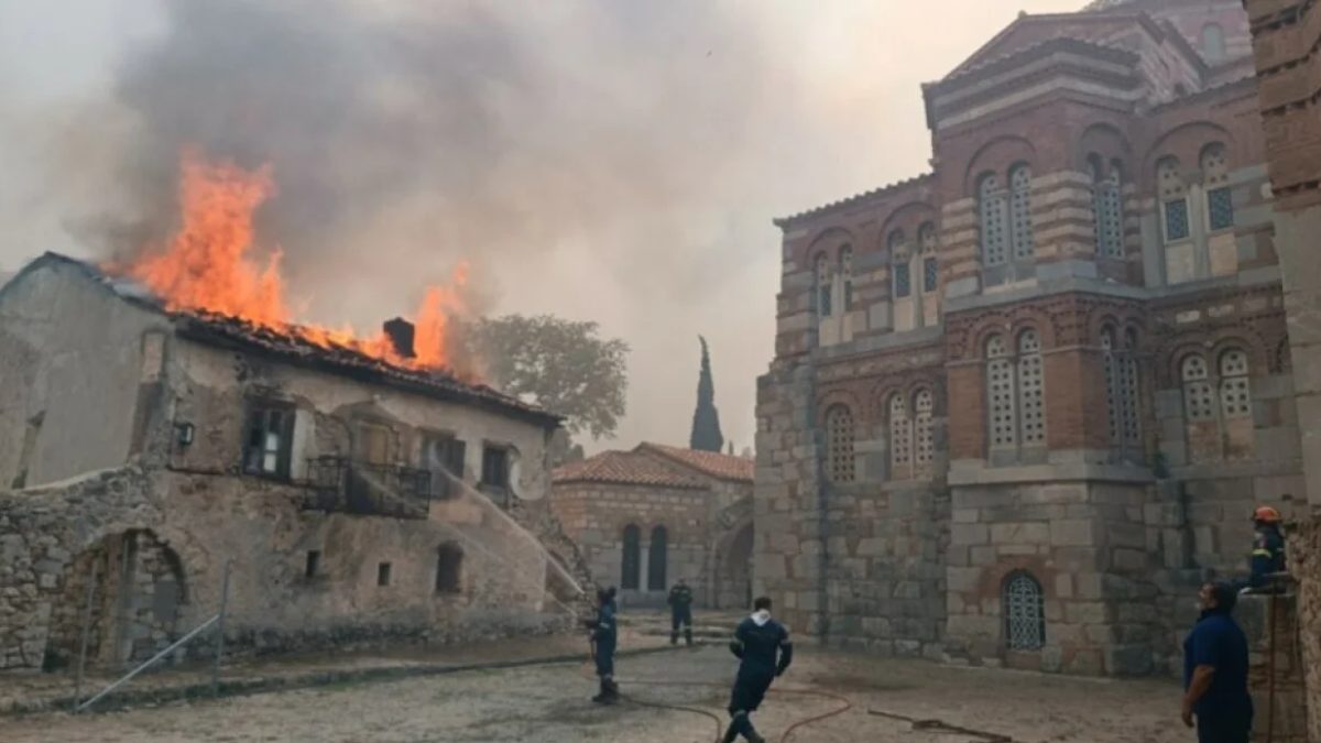Φωτιά στη Βοιωτία: Καίγεται η ιστορική μονή του Οσίου Λουκά – Σοκάρουν οι εικόνες