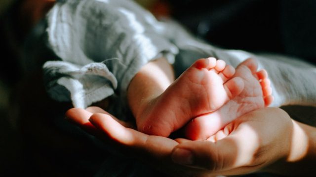Παράνομες υιοθεσίες στα Χανιά: Έρχονται ζευγάρια από το εξωτερικό για test DNA