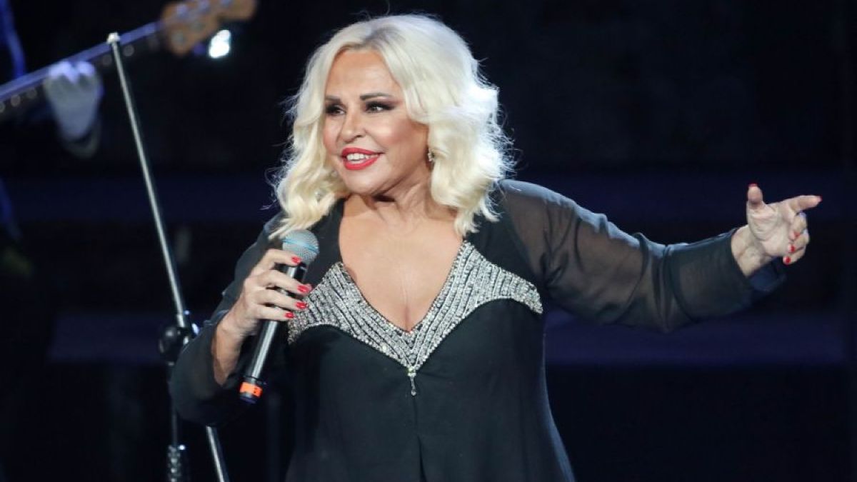 Μπέσσυ Αργυράκη: «Μάλλον πρόκειται για “μάτι”» – Οι πρώτες δηλώσεις μετά το ατύχημά της στη σκηνή (video)