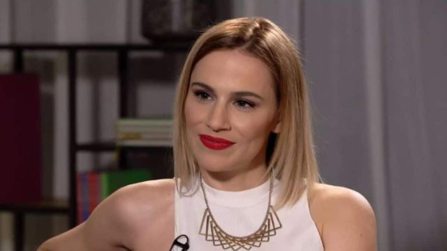 Θα τρίβετε τα μάτια σας – Απίθανο κορμί η Νάντια Μπουλέ μετά τη γέννα – Κάνει γυμναστική μόνο με το μαγιό!