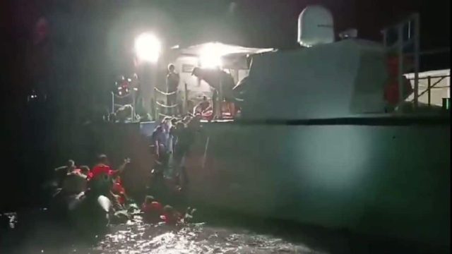 Μυτιλήνη: Δεκάδες μετανάστες βύθισαν τη βάρκα τους όταν εμφανίστηκε το λιμενικό (video)