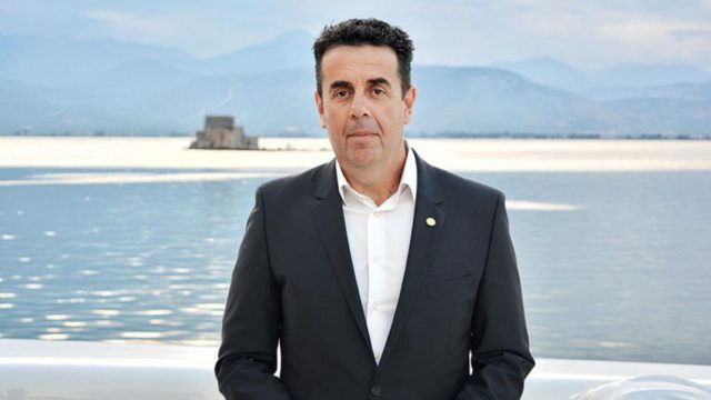 Ναύπλιο: Πειθαρχική έρευνα για τον δήμαρχο που πετούσε περιττώματα στο σπίτι του αντιπάλου του