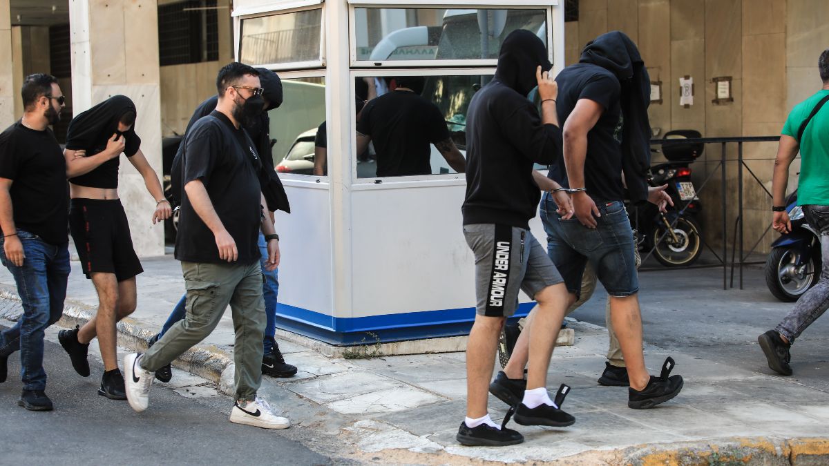 Δολοφονική επίθεση στη Νέα Φιλαδέλφεια: Στον Εισαγγελέα οι Κροάτες χούλιγκανς – Αναζητούν άλλους 50 σε όλη τη χώρα (video-photos)