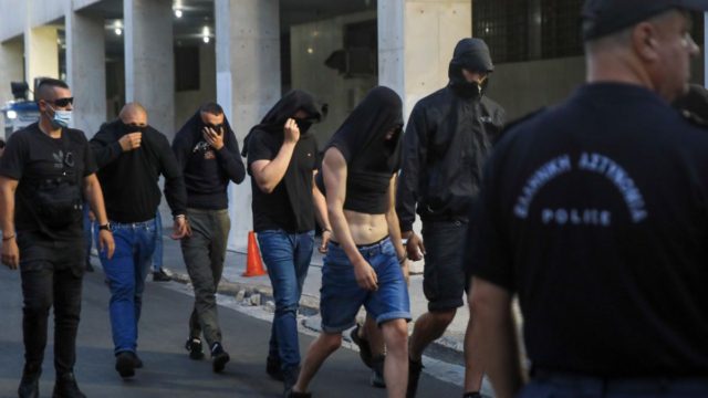 Στον εισαγγελέα οδηγούνται σήμερα (9/8) οι 94 συλληφθέντες για τη δολοφονία του Μιχάλη στη Νέα Φιλαδέλφεια