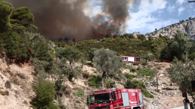 Συναγερμός στην Πάρνηθα: Νέα εστία φωτιάς ξέσπασε στον Αυλώνα – Απειλεί από τα βόρεια