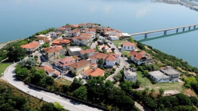 Το νεότερο ελληνικό χωριό: Δημιουργήθηκε πριν 43 χρόνια, έχει υπέροχη θέα και μια εκκλησία έργο τέχνης