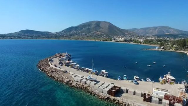 Το κρυμμένο διαμάντι της Αττικής: Ο άγνωστος παράδεισος της Αθήνας με τα καταγάλανα νερά, μόλις 60 λεπτά από το κέντρο της πόλης (Video)