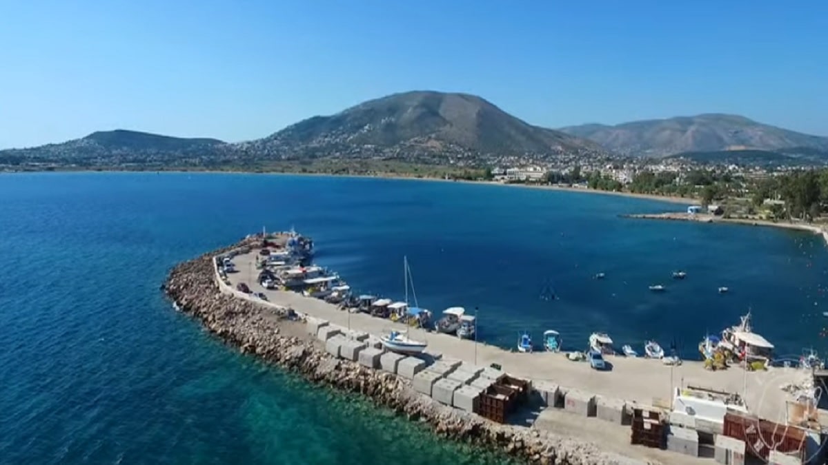 Το κρυμμένο διαμάντι της Αττικής: Ο άγνωστος παράδεισος της Αθήνας με τα καταγάλανα νερά, μόλις 60 λεπτά από το κέντρο της πόλης (Video)