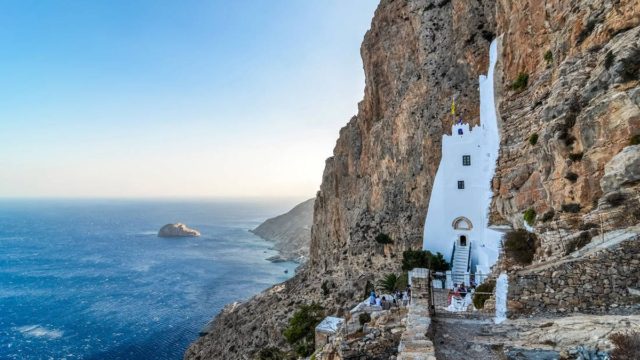 Παναγία Χοζοβιώτισσα: Το μοναστήρι «σήμα κατατεθέν» της Αμοργού που αισθάνεσαι ότι θα αγγίξεις τον ουρανό