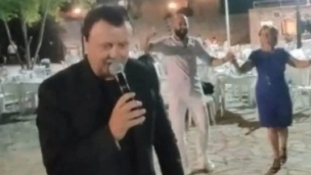 Τραγουδιστής σε πανηγύρι τρελάθηκε από την πρόκριση του Παναθηναϊκού! Άφησε τα παραδοσιακά τραγούδια και άρχισε τα συνθήματα