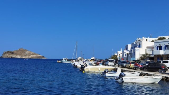 Το παραθαλλάσιο χωριό των Κυκλάδων με το σπάνιο όνομα και τα καταγάλανα νερά!