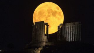 Η φωτογραφία της ημέρας: Η Πανσέληνος πίσω από τον Ναό του Ποσειδώνα στο Σούνιο