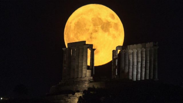 Η φωτογραφία της ημέρας: Η Πανσέληνος πίσω από τον Ναό του Ποσειδώνα στο Σούνιο