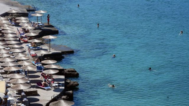 Τήνος: Μπαράζ εφόδων στις παραλίες του νησιού – Απελευθερώνονται 3.000 τ.μ. αιγιαλού και παραλιών