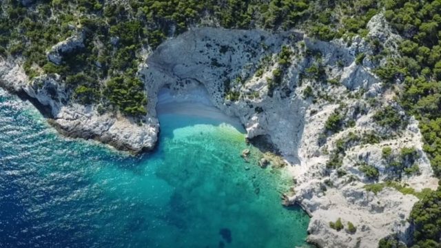 X – Beach: Η παραλία άγνωστος Χ του Κορινθιακού που είναι μικρογραφία και ένα πιστό αντίγραφο του Ναυάγιου στην Ζάκυνθο (Video)