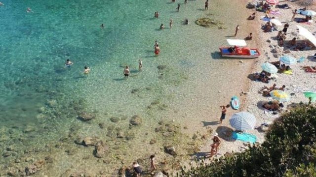 Απ’ τις ωραιότερες στον κόσμο: Η διπλή, ελληνική παραλία που απ’ τη μια πλευρά το νερό είναι καυτό και απ’ την άλλη παγωμένο!