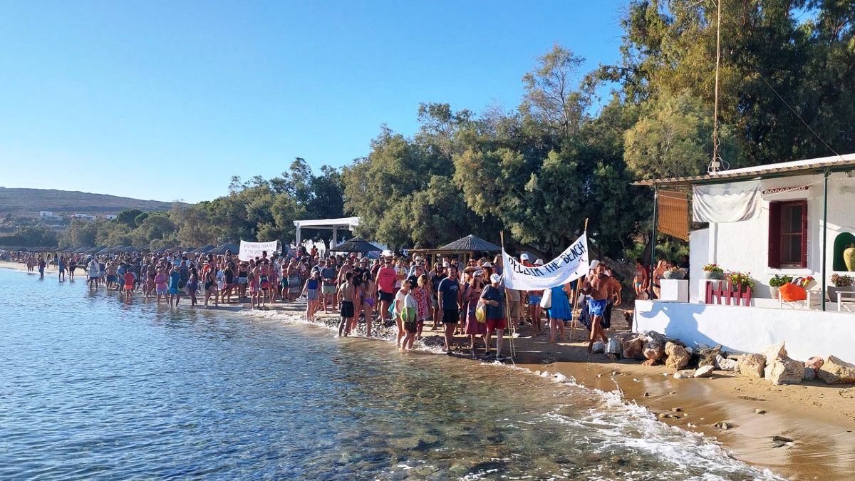 «Kίνημα της Πετσέτας»: «Υπάρχουν παραλίες που είναι κατειλημμένες στο 100% χωρίς άδεια» – Τι λέει ο δήμαρχος Πάρου
