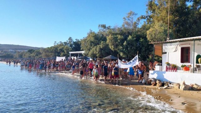 Το «κίνημα της πετσέτας» παίρνει διαστάσεις με αφετηρία την Πάρο: 300 άνθρωποι λένε «όχι» στην παράνομη κατάληψη παραλιών – Η Δικαιοσύνη «στηρίζει» (video-photos)