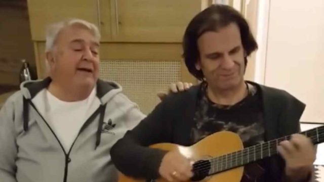 Νέα εμφάνιση για τον Πασχάλη Τερζή: Τραγουδά στην κουζίνα και προκαλεί ανατριχίλα (Video)
