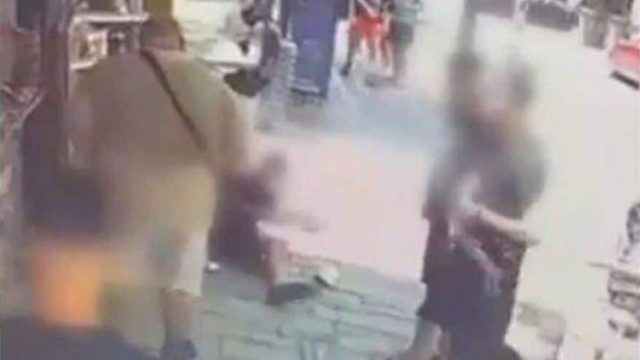 Σοκ με περιστατικό βίας στην Κατερίνη: Άνδρας σπρώχνει με δύναμη ανήλικο και τον «πετάει» σε ράφια περιπτέρου (video)