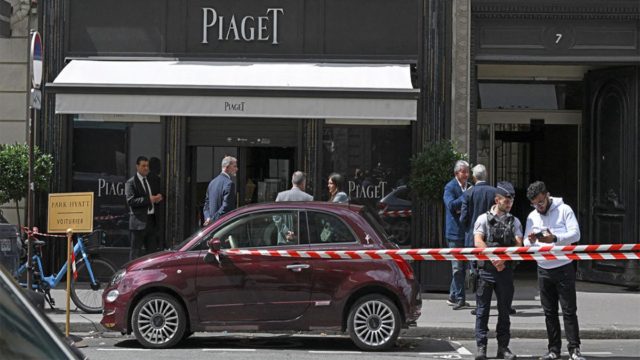 Παρίσι: «Ξάφρισαν» το διάσημο κοσμηματοπωλείο Piaget – Μπήκαν με όπλα και έφυγαν με λεία 15 εκατ. ευρώ! (video)