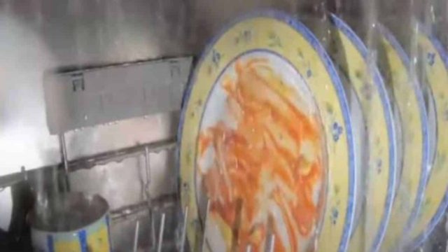 Έβαλε κρυφή κάμερα μέσα στο πλυντήριο – Μόλις δείτε πώς πλένονται τα πιάτα θα μείνετε άφωνοι!