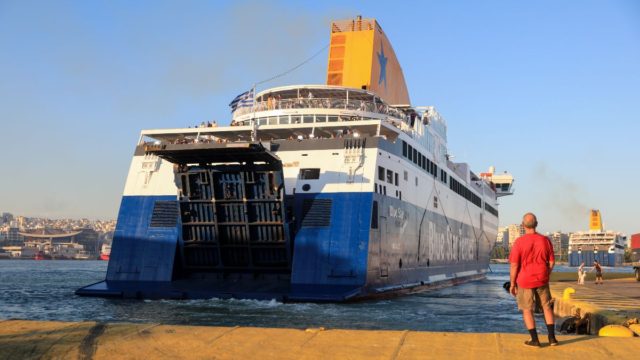 Σύρος: Μηχανική βλάβη σε εν πλω επιβατηγό πλοίο – Επέστρεψε στο λιμάνι
