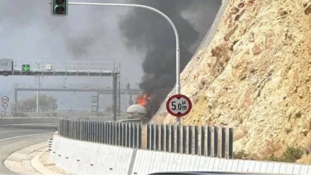 Εθνική Οδός Αθηνών-Κορίνθου: Χάος από φωτιά σε βυτιοφόρο με 7 τόνους υγραέριο – Το αφήνουν να διαφύγει στην ατμόσφαιρα, διακοπές σε κυκλοφορία και Προαστιακό (video)