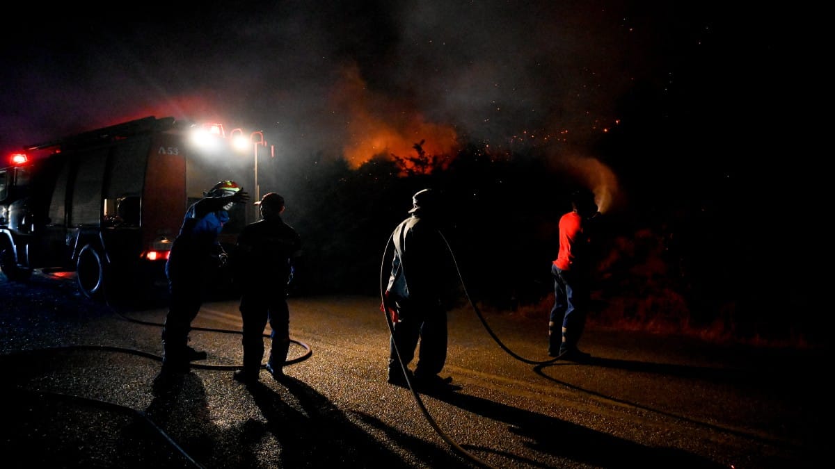 Συναγερμός στην Πυροσβεστική και εντός Αθήνας – Φωτιά ξέσπασε στο Σκοπευτήριο Καισαριανής (video)