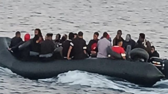 Σάμος: Διασώθηκαν από το Λιμενικό 35 μετανάστες πάνω σε ένα φουσωκτό που έπλεε μεσοπέλαγα (video)