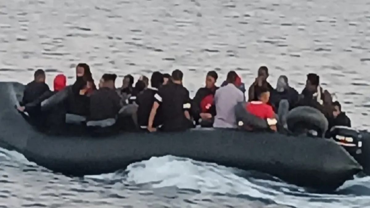 Σάμος: Διασώθηκαν από το Λιμενικό 35 μετανάστες πάνω σε ένα φουσωκτό που έπλεε μεσοπέλαγα (video)