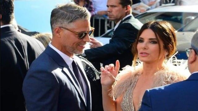 Βαρύ πένθος για την Sandra Bullock: Πέθανε ο σύντροφός της σε ηλικία 57 ετών μετά από τριετή «μάχη» με το ALS