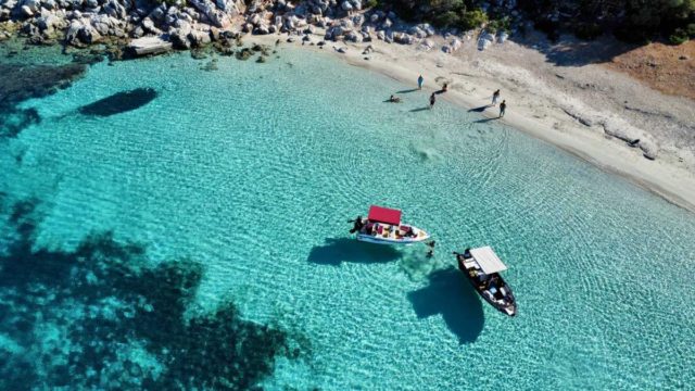 Ποια Καραϊβική και Αμαζόνιος; αυτό είναι το ελληνικό νησί που έχει μόνο 1 παραλία και το ψάχνουν όλοι!