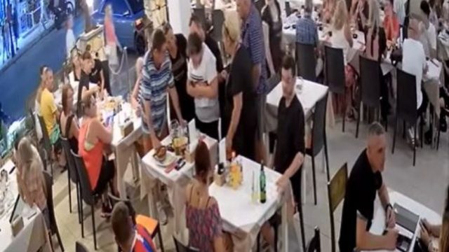 Από μηχανής θεός: Σερβιτόρος στη Ζάκυνθο έσωσε με λαβή Χάιμλιχ γυναίκα που πνιγόταν (video)