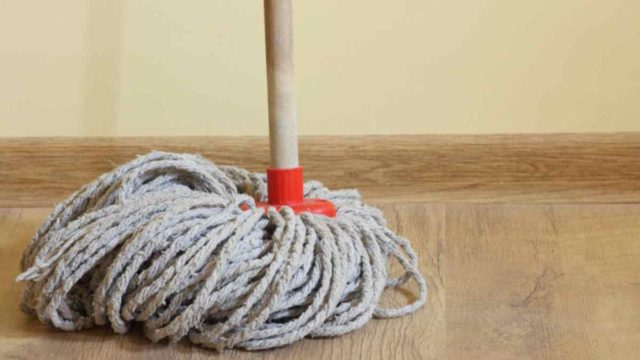 Άρωμα σε όλο το σπίτι: Το κόλπο στο σφουγγάρισμα για να μοσχοβολάει όλη η γειτονιά
