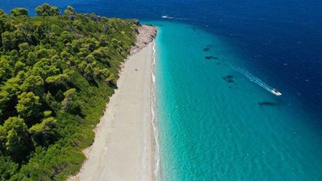 Σκόπελος: Μια «όαση» φρεσκάδας ενάντια στον υπερτουρισμό – Η Le Figaro πλέκει το εγκώμιο στο νησί των Σποράδων