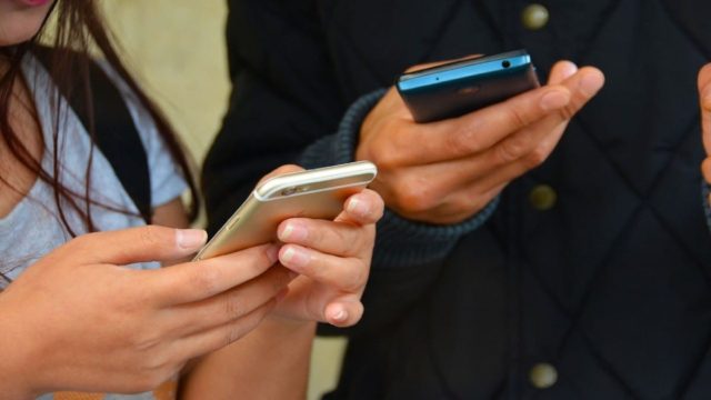 Οριστικό τέλος στα SMS: Περνούν στην ιστορία τα θρυλικά μηνύματα που μεγάλωσαν γενιές – Τι έρχεται στη θέση τους
