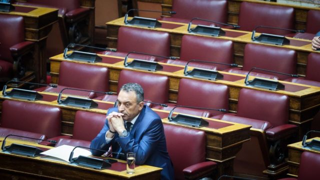 Σπαρτιάτες – Μόνος του στα έδρανα της Βουλής ο Στίγκας : «Είναι καθοδηγούμενοι από ξένα κέντρα» λέει για τους βουλευτές του (video)
