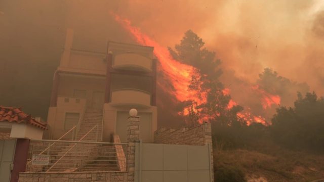 Φωτιά στη Φυλή: Παίρνει τεράστιες διαστάσεις η πύρινη λαίλαπα – Νέο μήνυμα του 112 για Άνω Λιόσια, Γεννηματά και Κανάλα – Τρομακτικές εικόνες