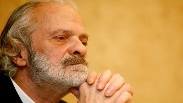 Κρίσιμες ώρες για τον Σπύρο Φωκά: Μάχη για τη ζωή του δίνει ο ηθοποιός – Στο πλευρό του η σύζυγος του και η κόρη του