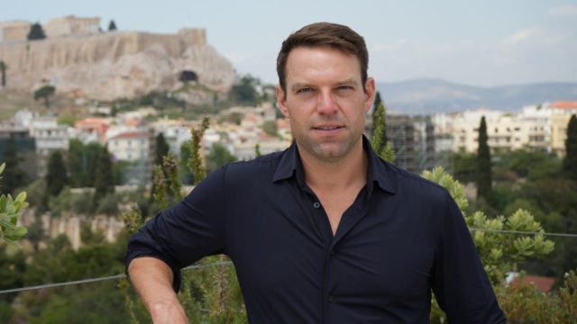 Στέφανος Κασσελάκης: «Ξεκίνησαν ήδη τον βρώμικο πόλεμο, από 14 ετών παλεύω μόνος» – Προανήγγειλε την υποψηφιότητά του, ξεκινά την εκστρατεία του (video)