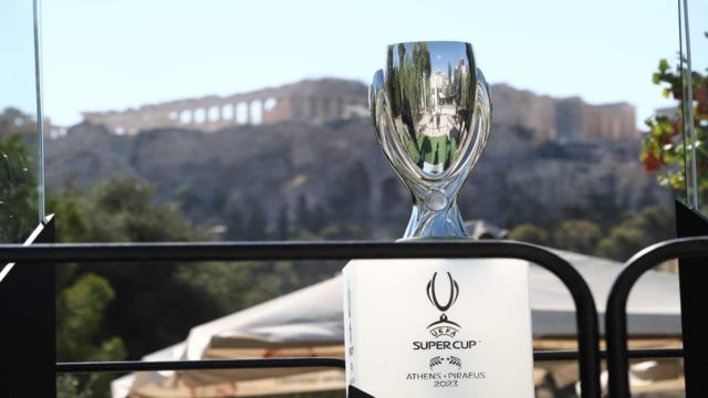 Η Φωτογραφία της Ημέρας: Το τρόπαιο του Super Cup Ευρώπης στα ιερά χώματα του Θησείου