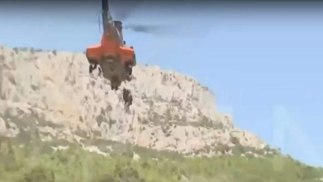 Φωτιά στη Φυλή: Η στιγμή απεγκλωβισμού ατόμων από τη Μονή Κλειστών με Super Puma – Ανάμεσα τους και παιδιά